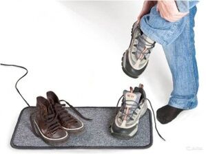 Wet shoes as a reason for the development of nail fungus